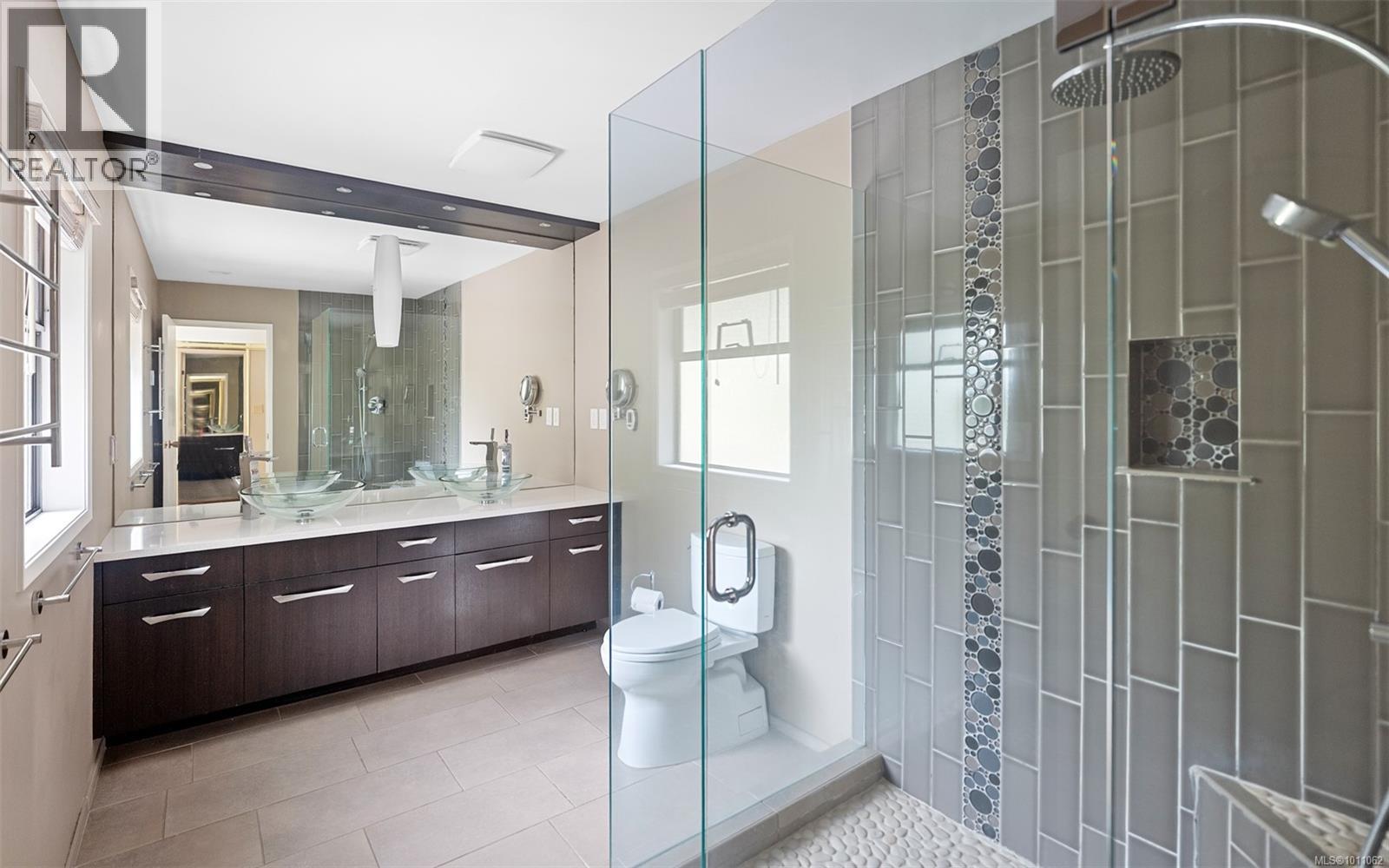 Photo 16 of 1075 Quailwood Pl, Saanich BC
