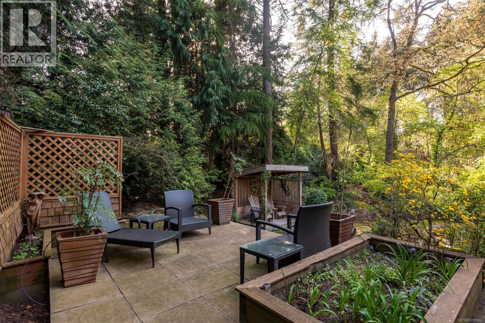 Photo 10 of 1075 Quailwood Pl, Saanich BC