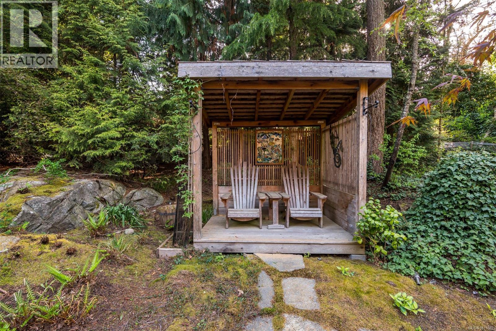 Photo 5 of 1075 Quailwood Pl, Saanich BC
