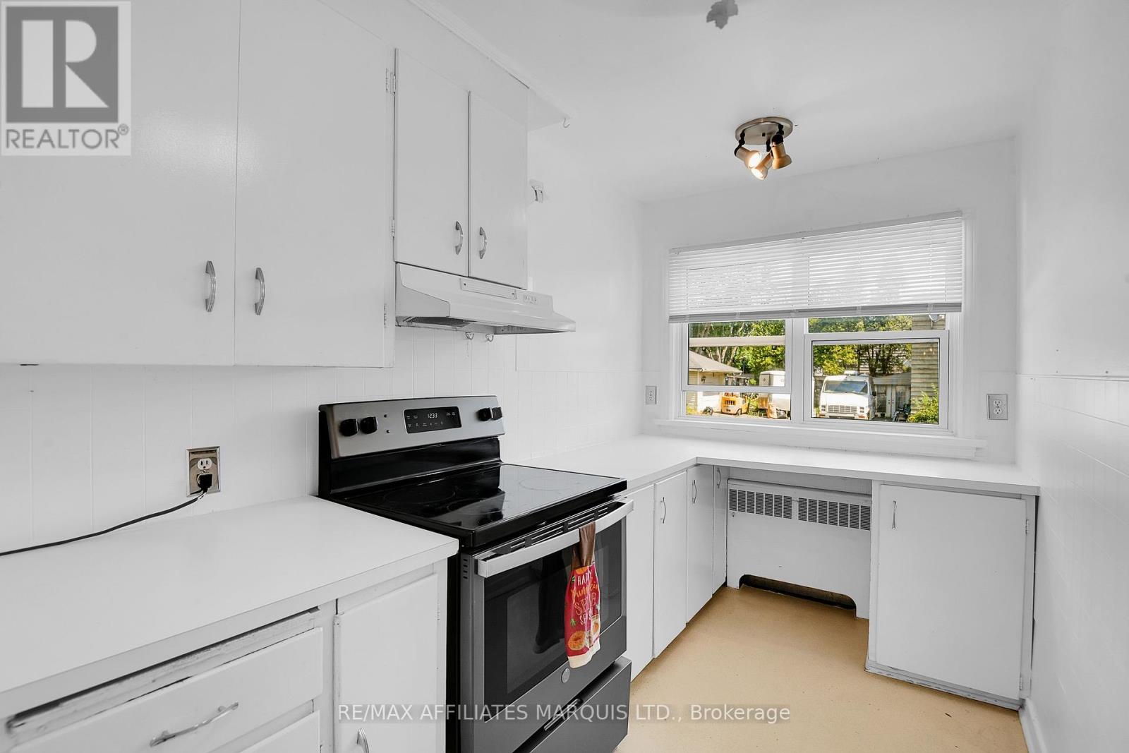 Photo 4 of 547 Fifth Street E, Cornwall ON