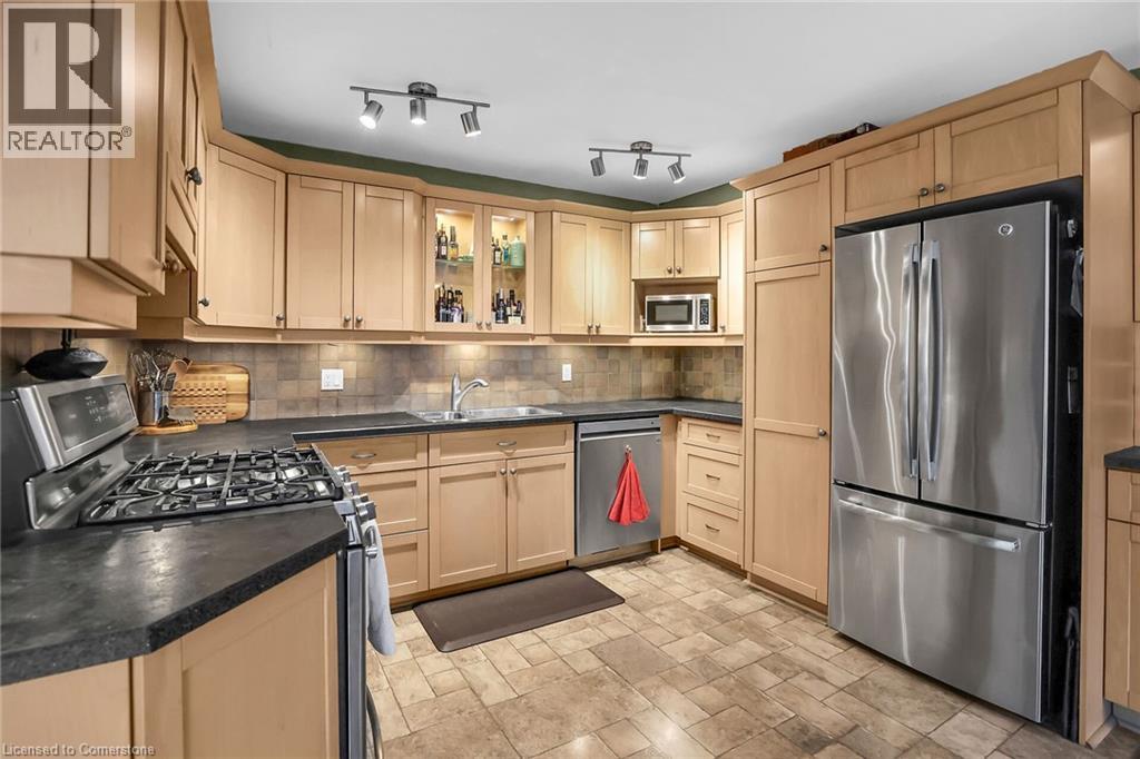 Photo 9 of 10 Maple Avenue, Grimsby ON