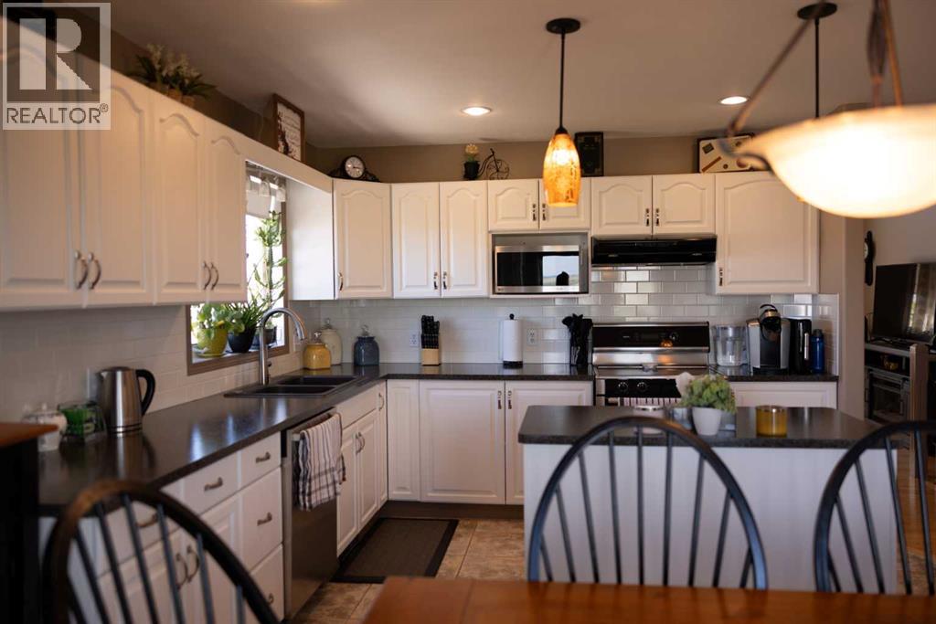 Photo 7 of 622 Thistle Crescent, Pincher Creek AB