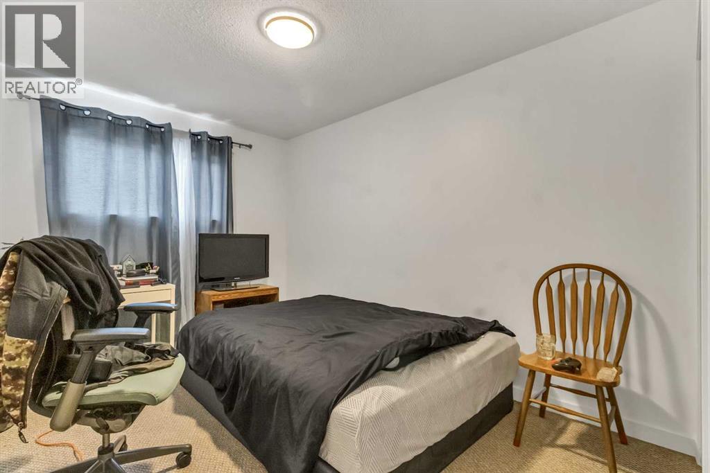 Single Family House Bi-level for Sale in  Berkley Drive NW Beddington Heights Calgary 