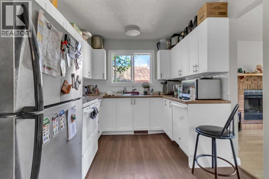 Single Family House Bi-level for Sale in  Berkley Drive NW Beddington Heights Calgary 