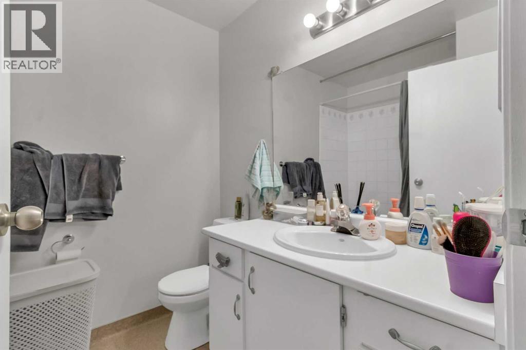 Single Family House Bi-level for Sale in  Berkley Drive NW Beddington Heights Calgary 