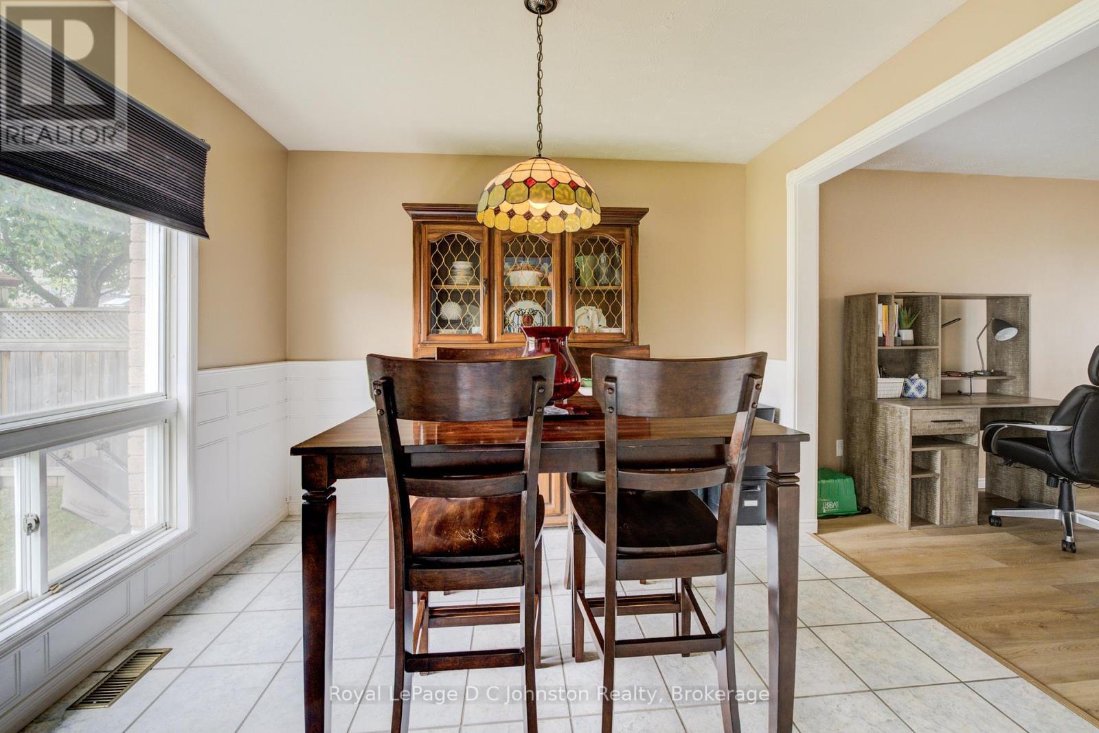 Photo 8 of 254 Scott Road, Cambridge ON