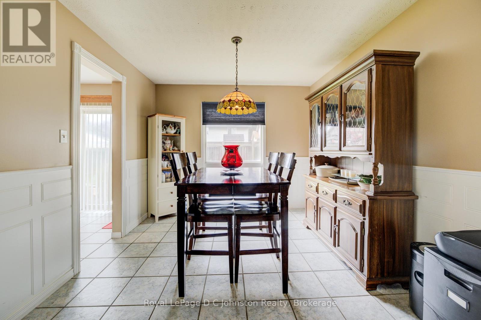 Photo 4 of 254 Scott Road, Cambridge ON