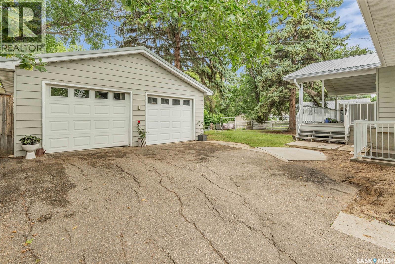 Photo 40 of 16 Massey Road, Regina SK