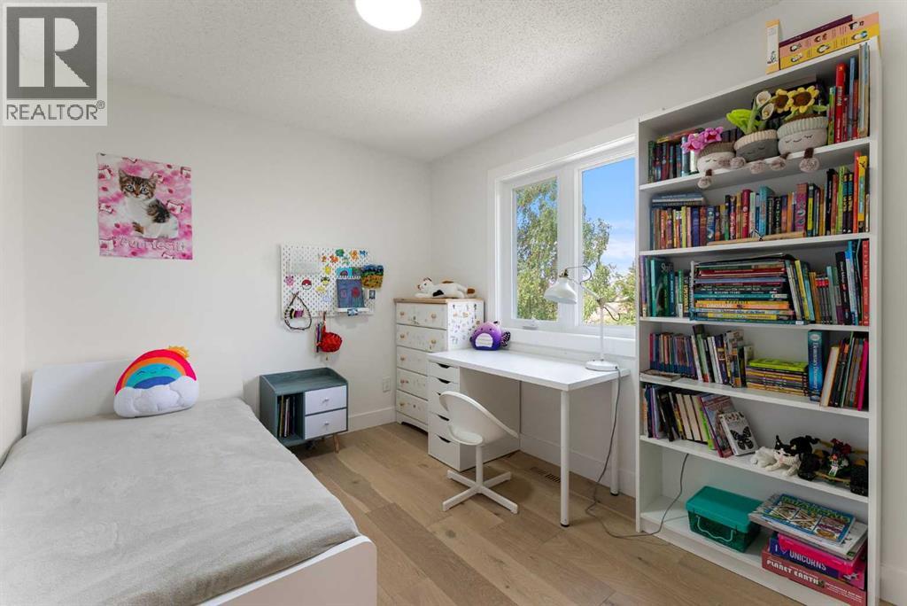 Single Family House 4 Level for Sale in  Edforth Crescent NW Edgemont Calgary 