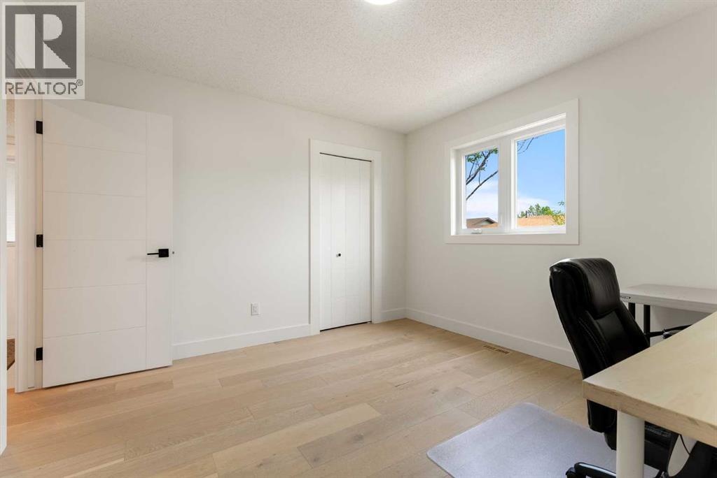 Single Family House 4 Level for Sale in  Edforth Crescent NW Edgemont Calgary 