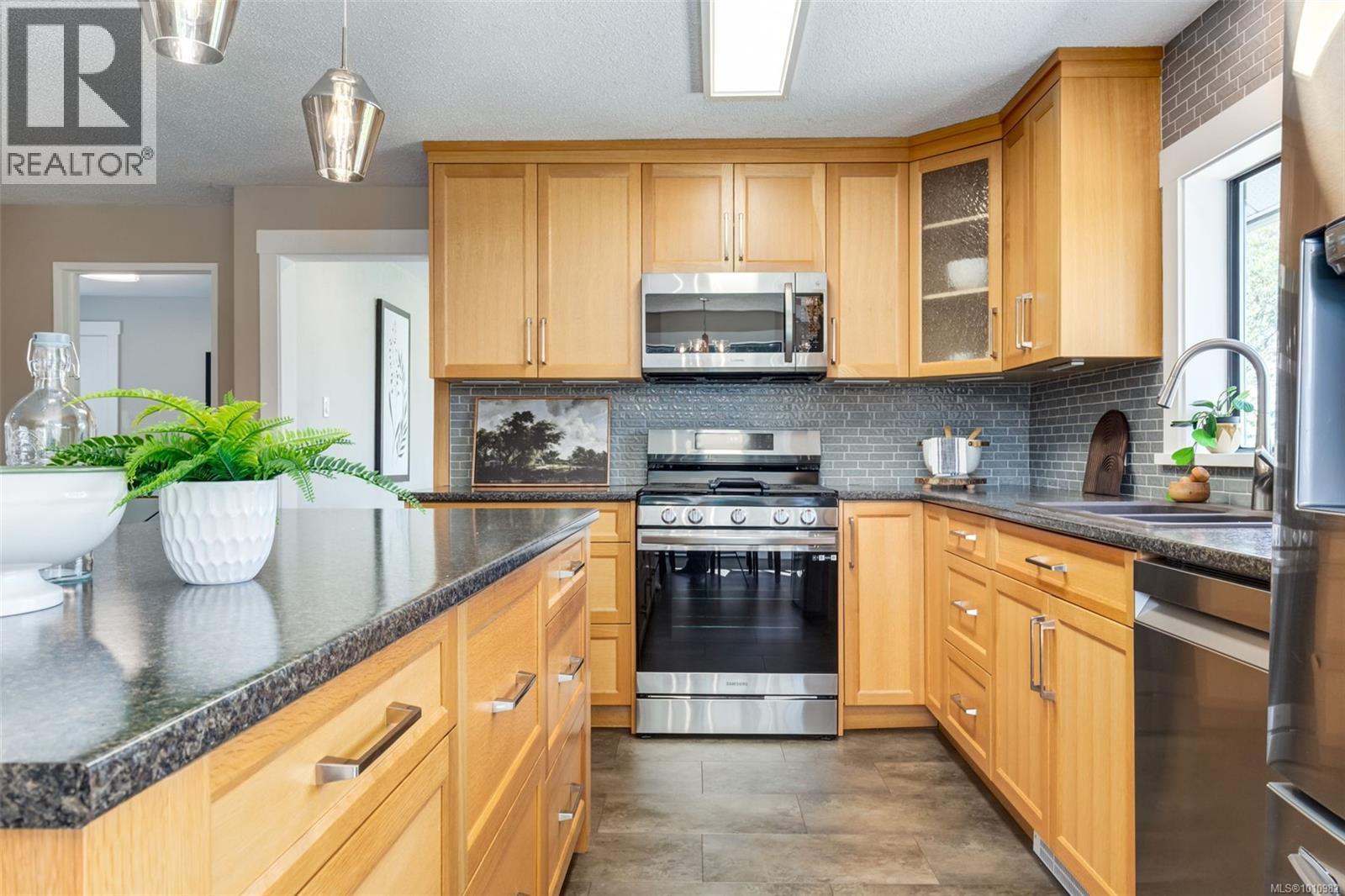 Photo 14 of 405 Heath Ave, Parksville BC