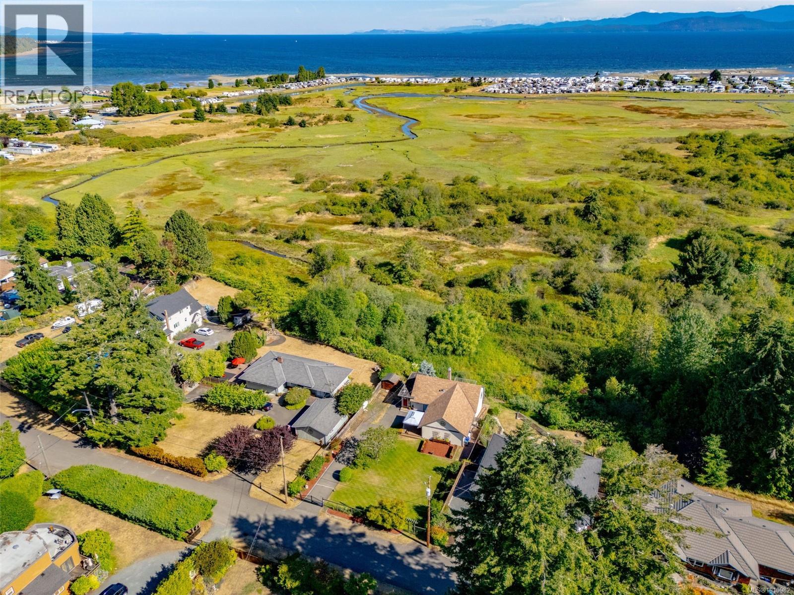 Photo 2 of 405 Heath Ave, Parksville BC