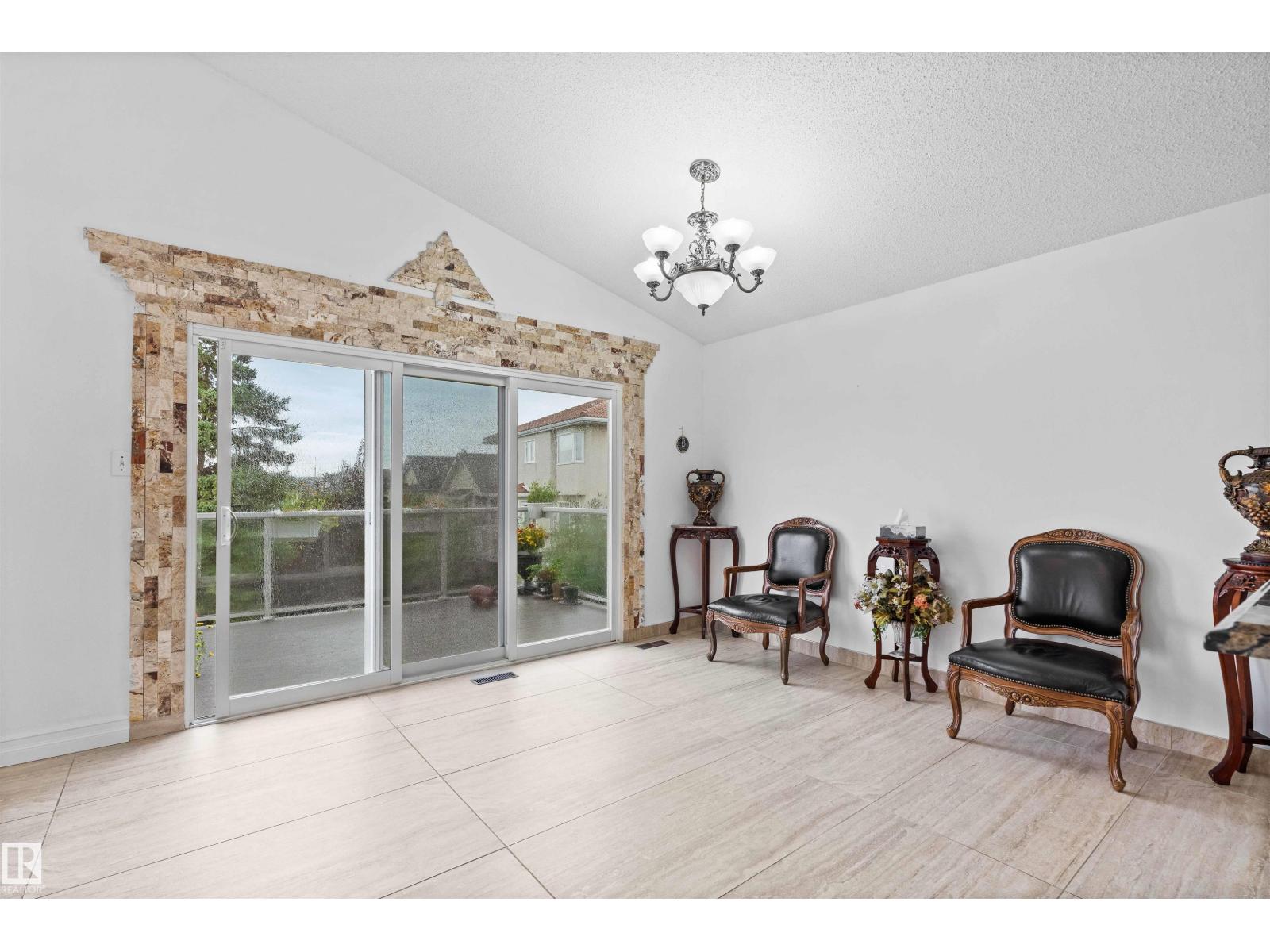 Photo 9 of 8712 160 A Av Nw, Edmonton AB