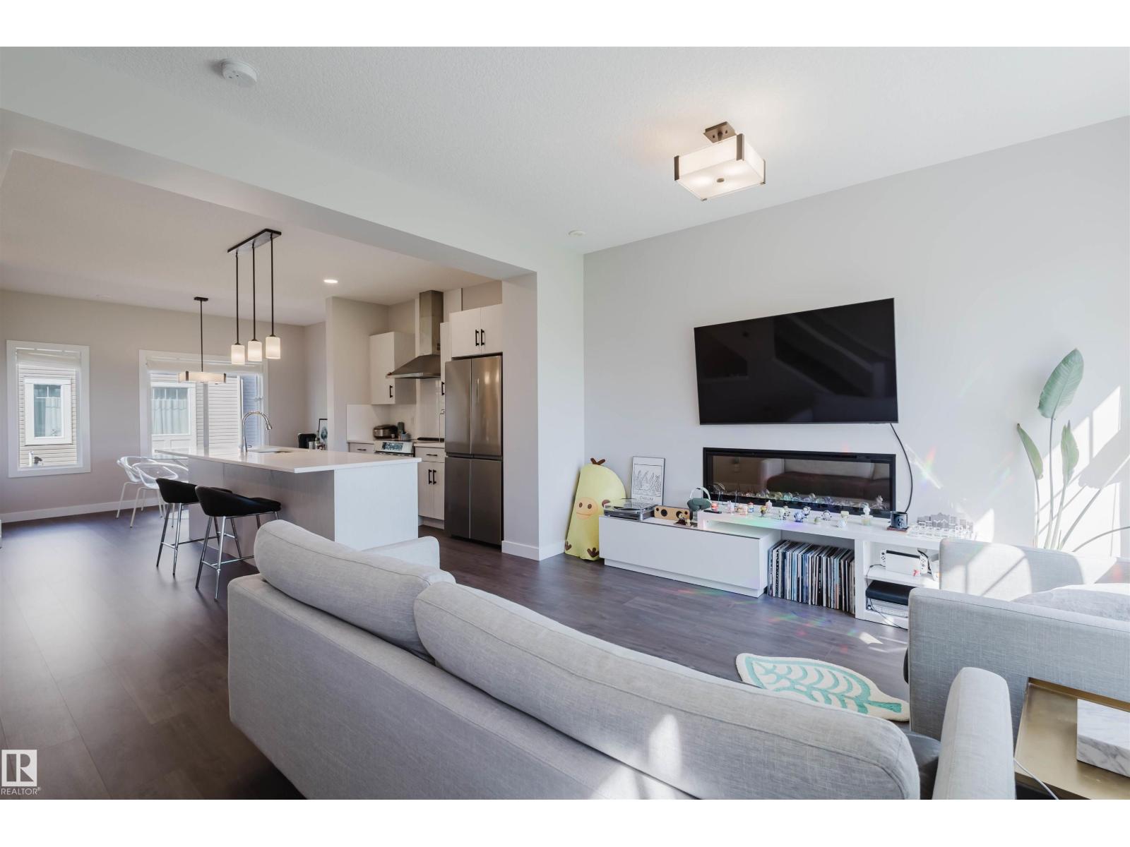 Photo 10 of 18 11373 12 Av Nw, Edmonton AB