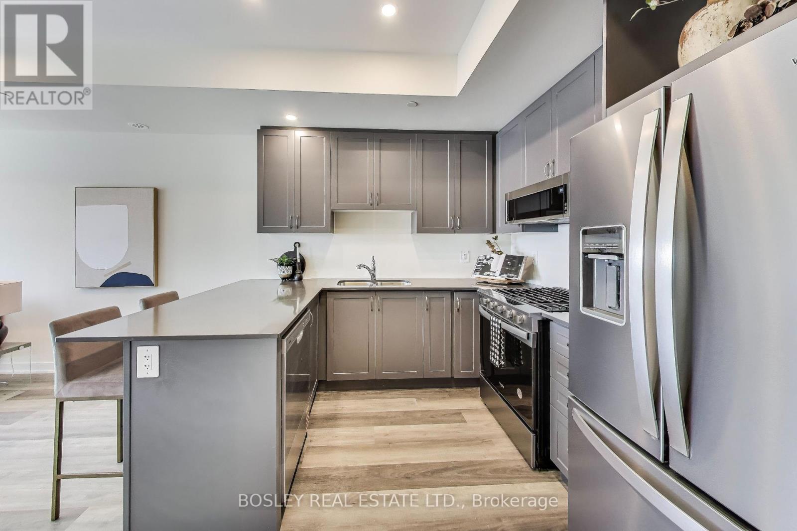 Photo 4 of 206 1695 Dersan Street, Pickering ON