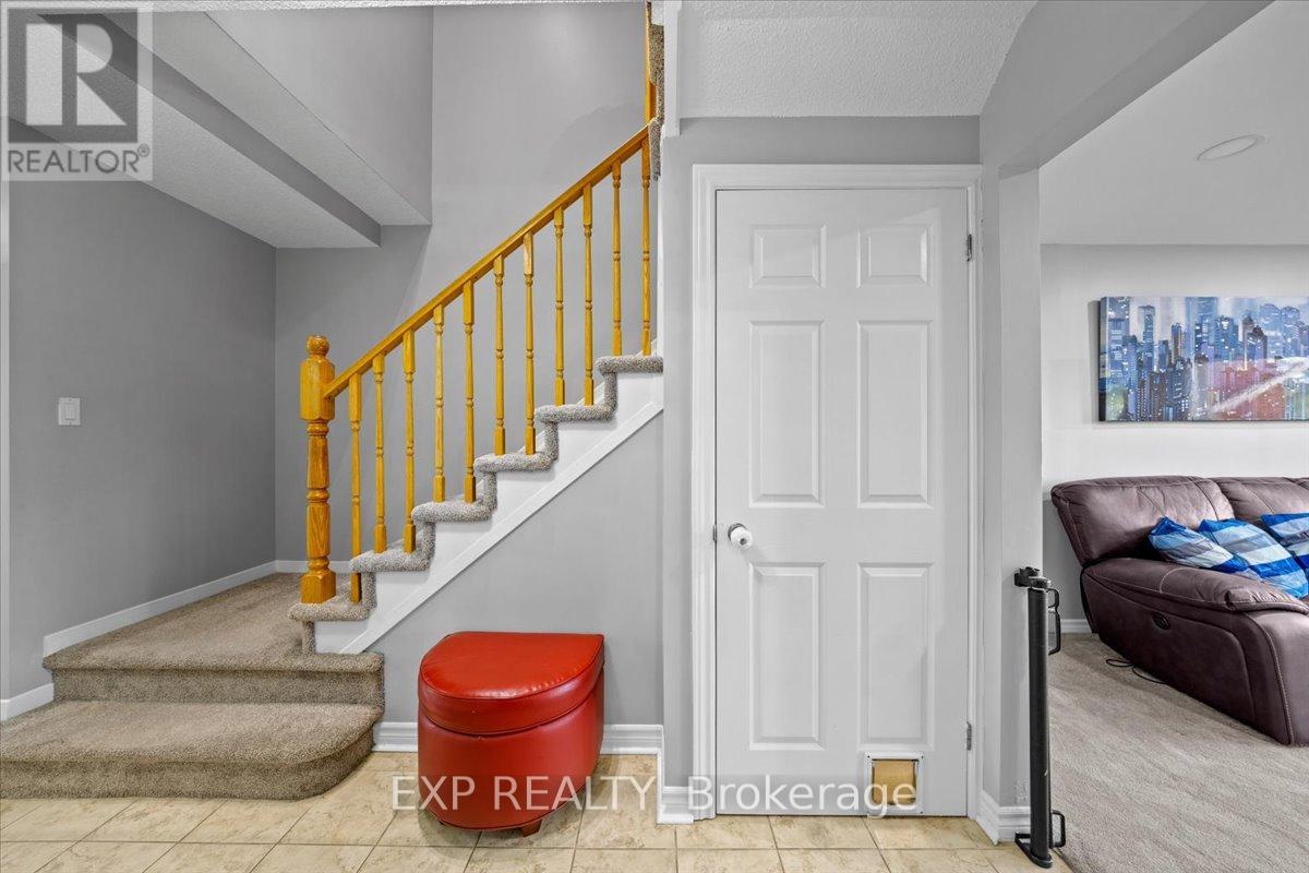 Photo 33 of 93 Cedarock Drive, Ottawa ON