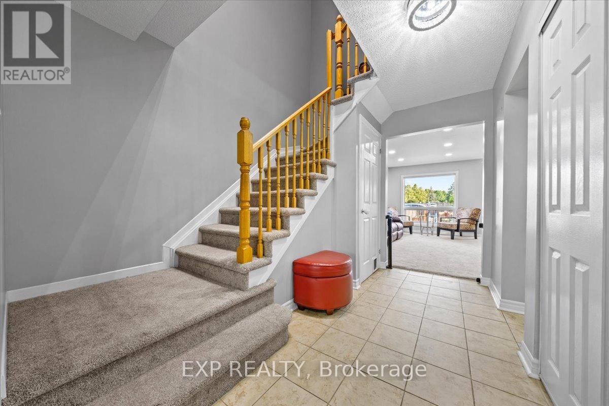 Photo 4 of 93 Cedarock Drive, Ottawa ON