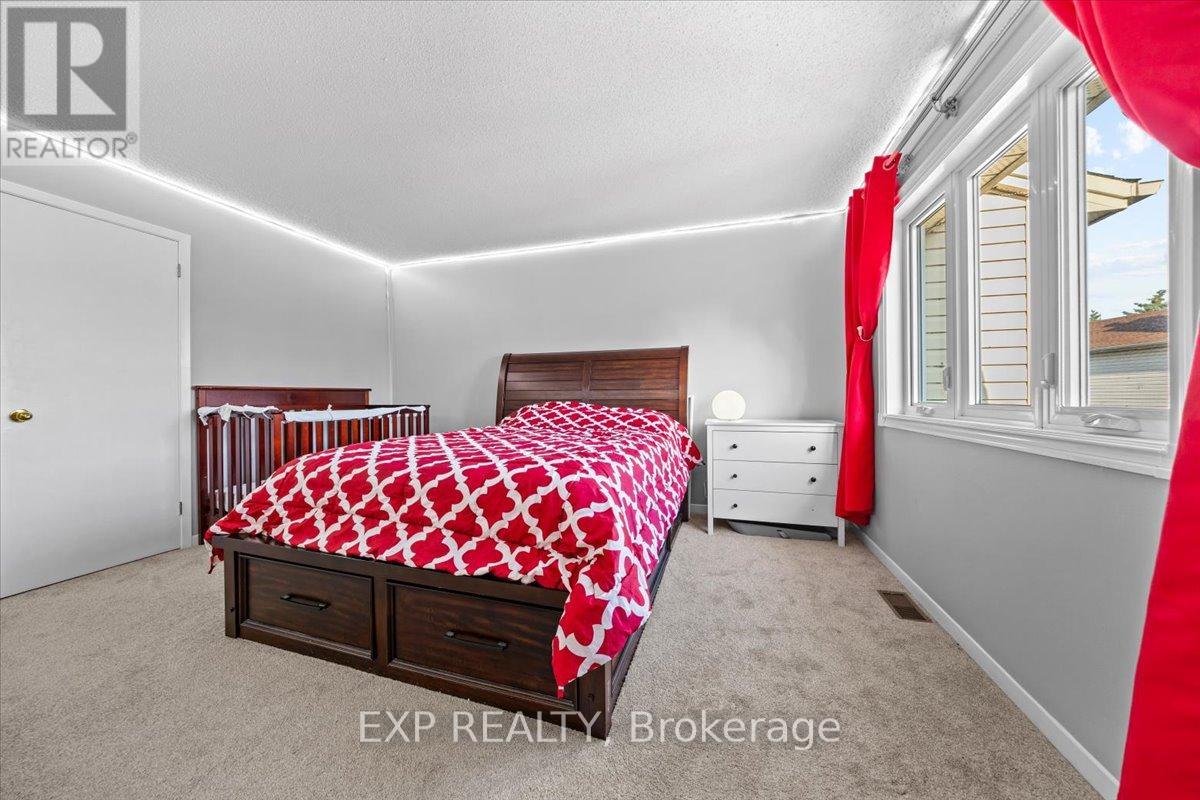 Photo 32 of 93 Cedarock Drive, Ottawa ON