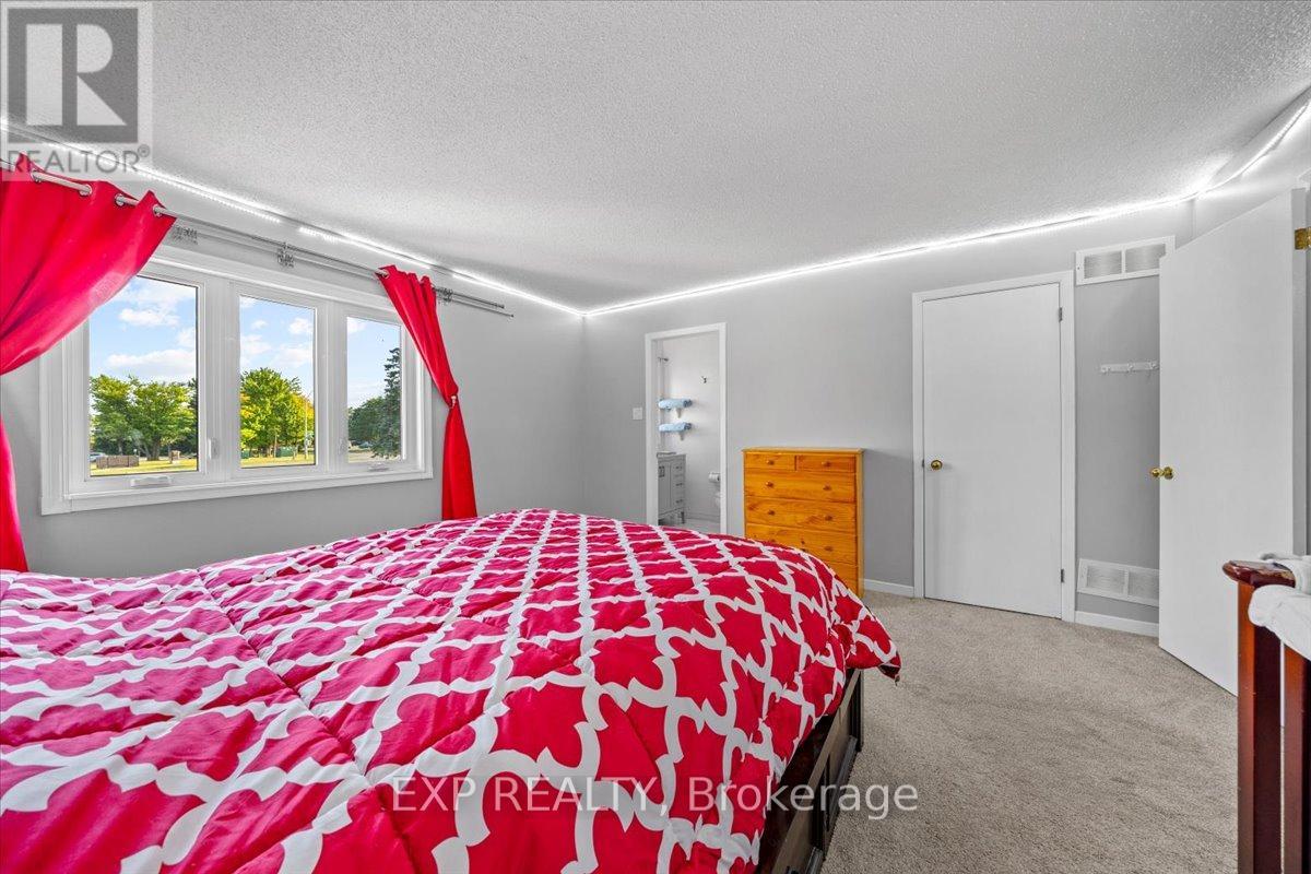 Photo 5 of 93 Cedarock Drive, Ottawa ON