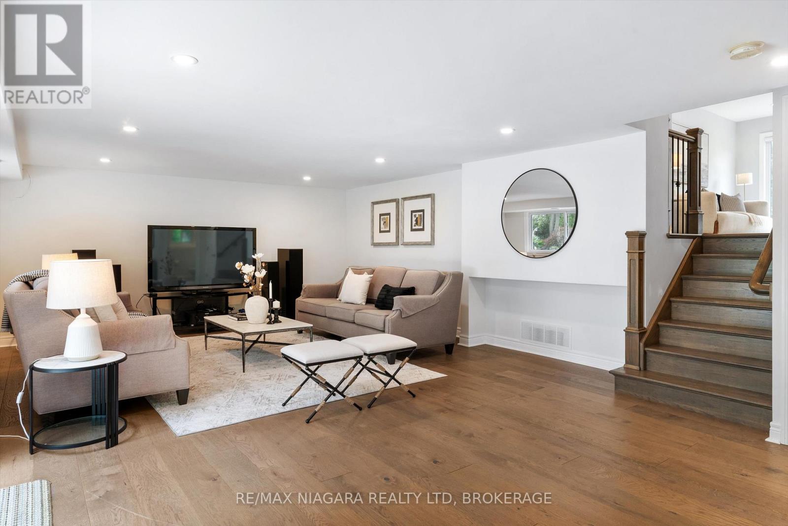 Photo 31 of 792 Lakeshore Road, Niagaraonthelake ON