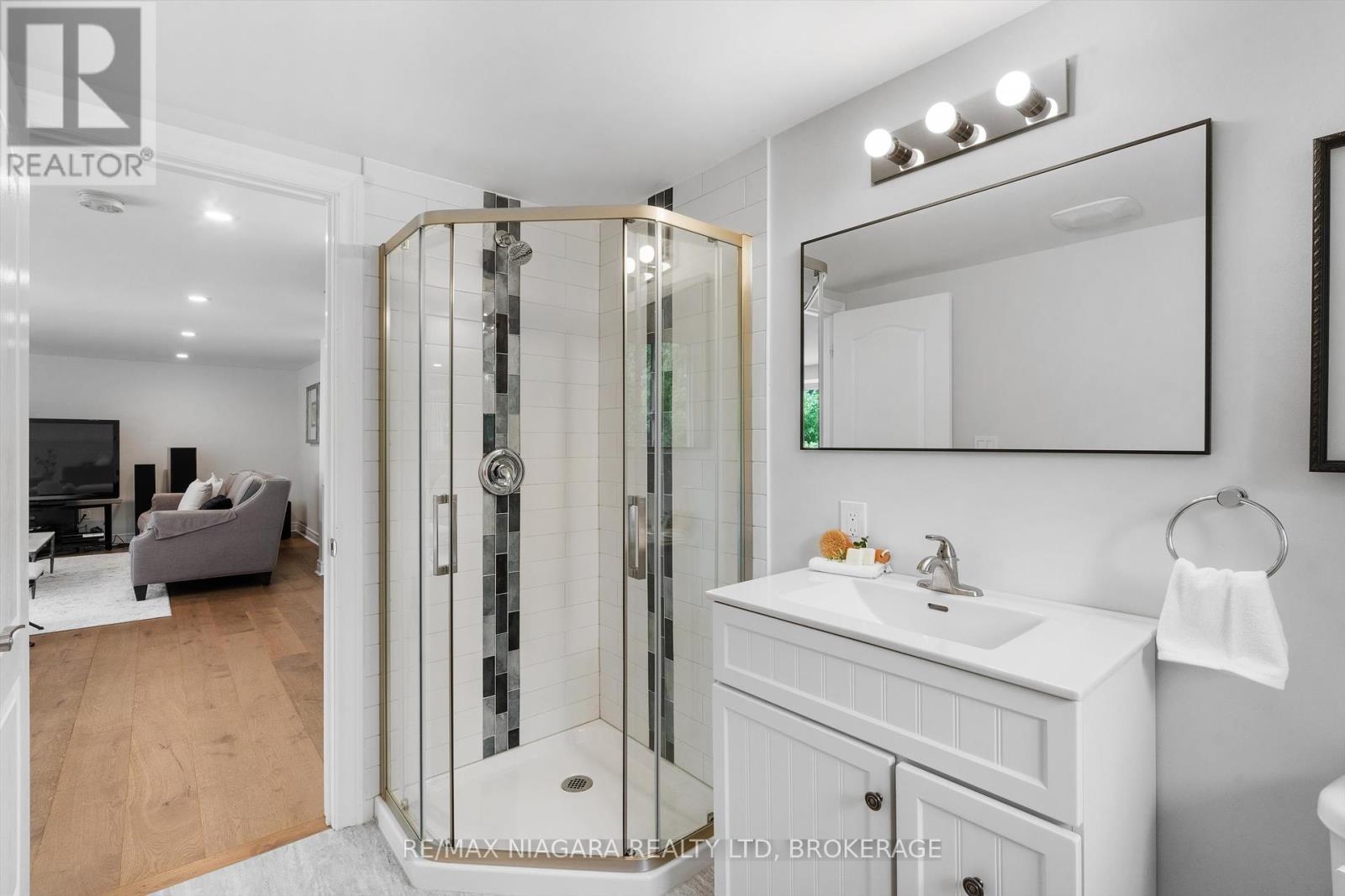 Photo 33 of 792 Lakeshore Road, Niagaraonthelake ON