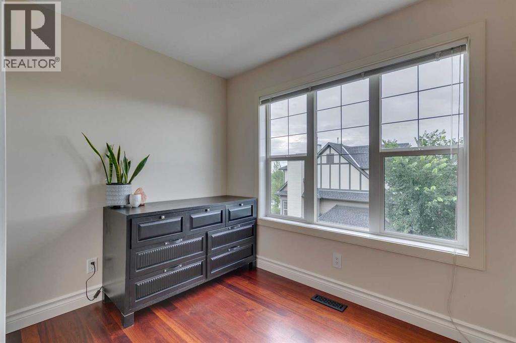 Single Family House 4 Level for Sale in  Everridge Common SW Evergreen Calgary 