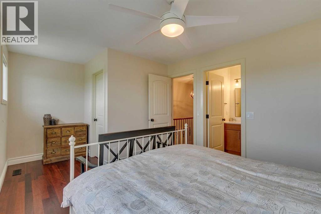 Single Family House 4 Level for Sale in  Everridge Common SW Evergreen Calgary 