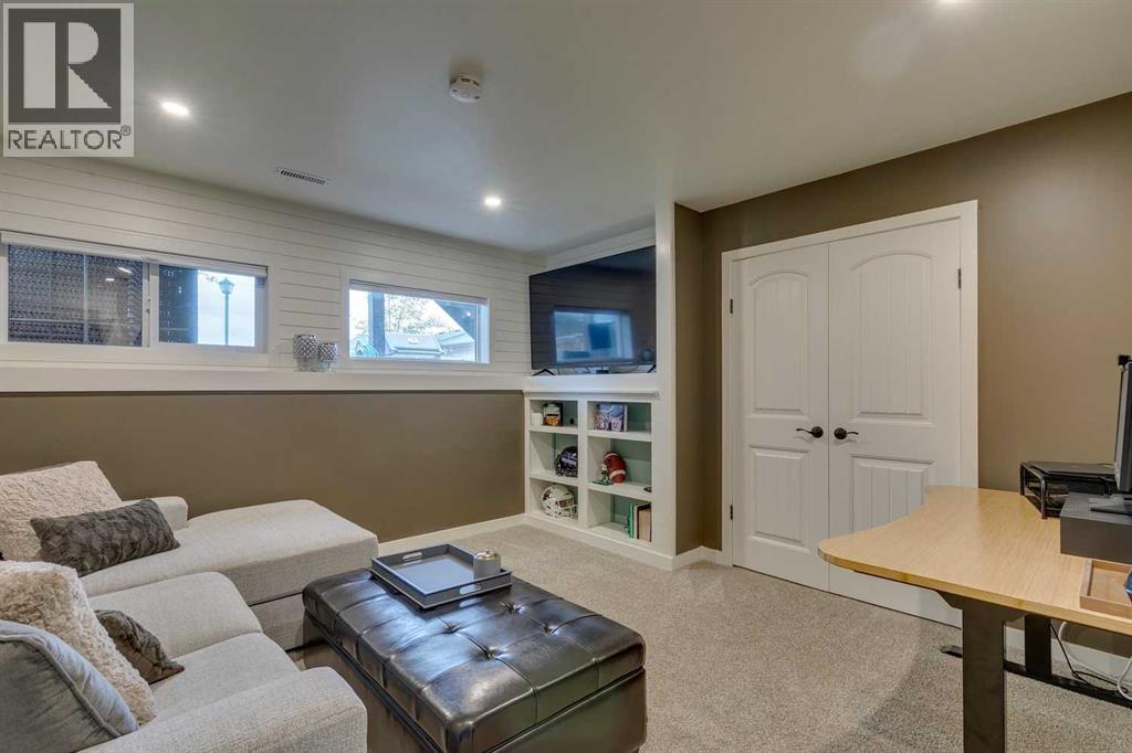 Single Family House 4 Level for Sale in  Everridge Common SW Evergreen Calgary 