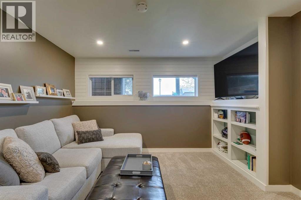 Single Family House 4 Level for Sale in  Everridge Common SW Evergreen Calgary 