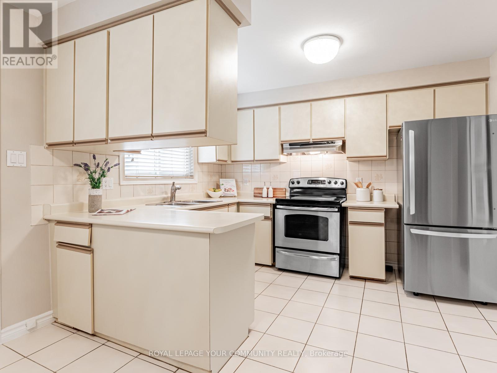 Photo 12 of 1 Thorny Brae Drive, Markham ON