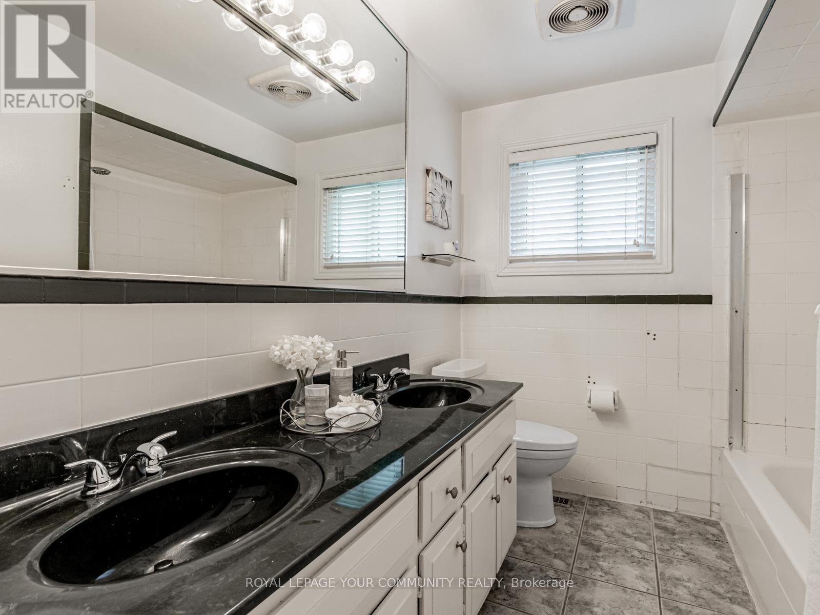 Photo 23 of 1 Thorny Brae Drive, Markham ON