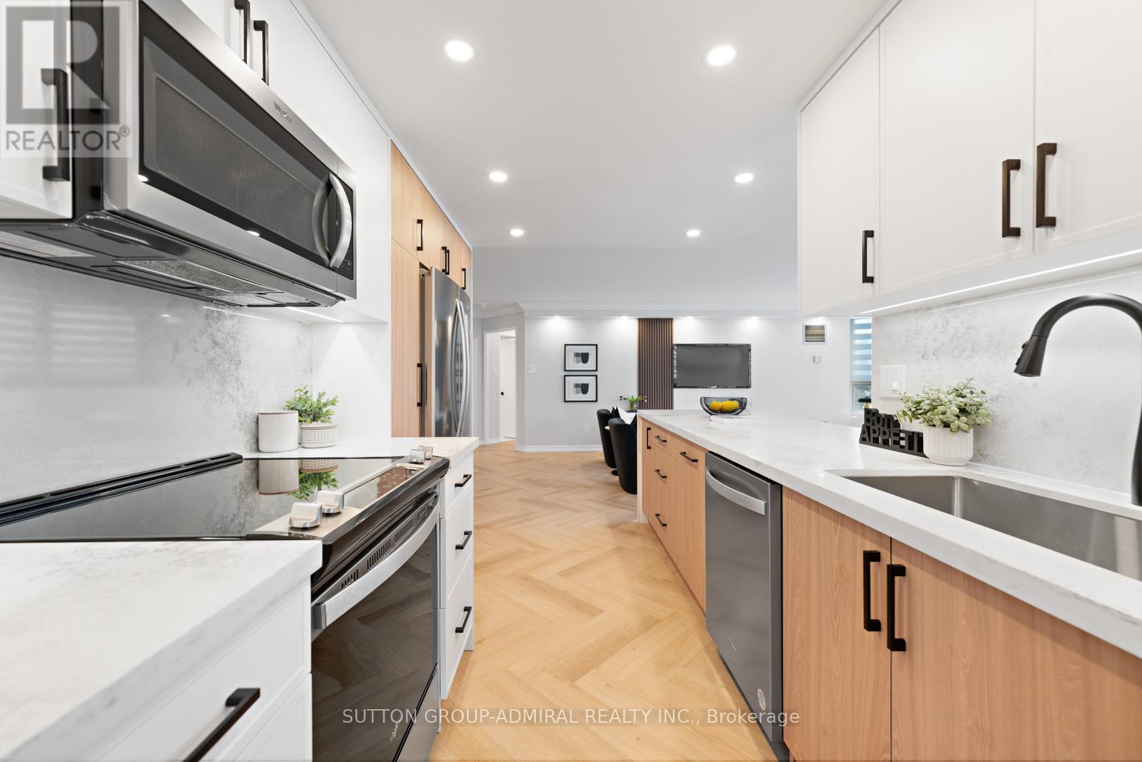 Photo 16 of 304 7 Townsgate Drive, Vaughan ON