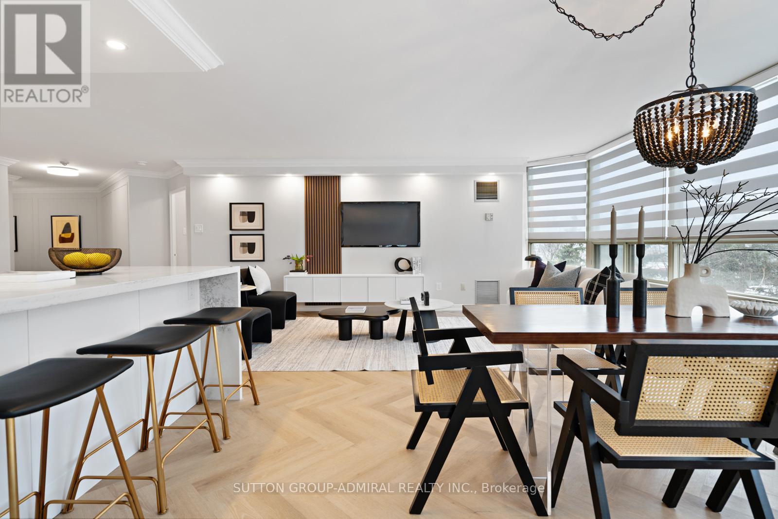 Photo 4 of 304 7 Townsgate Drive, Vaughan ON