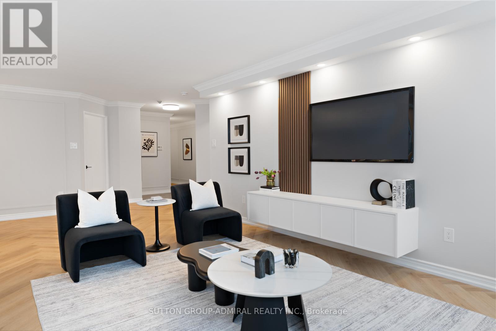 Photo 1 of 304 7 Townsgate Drive, Vaughan ON