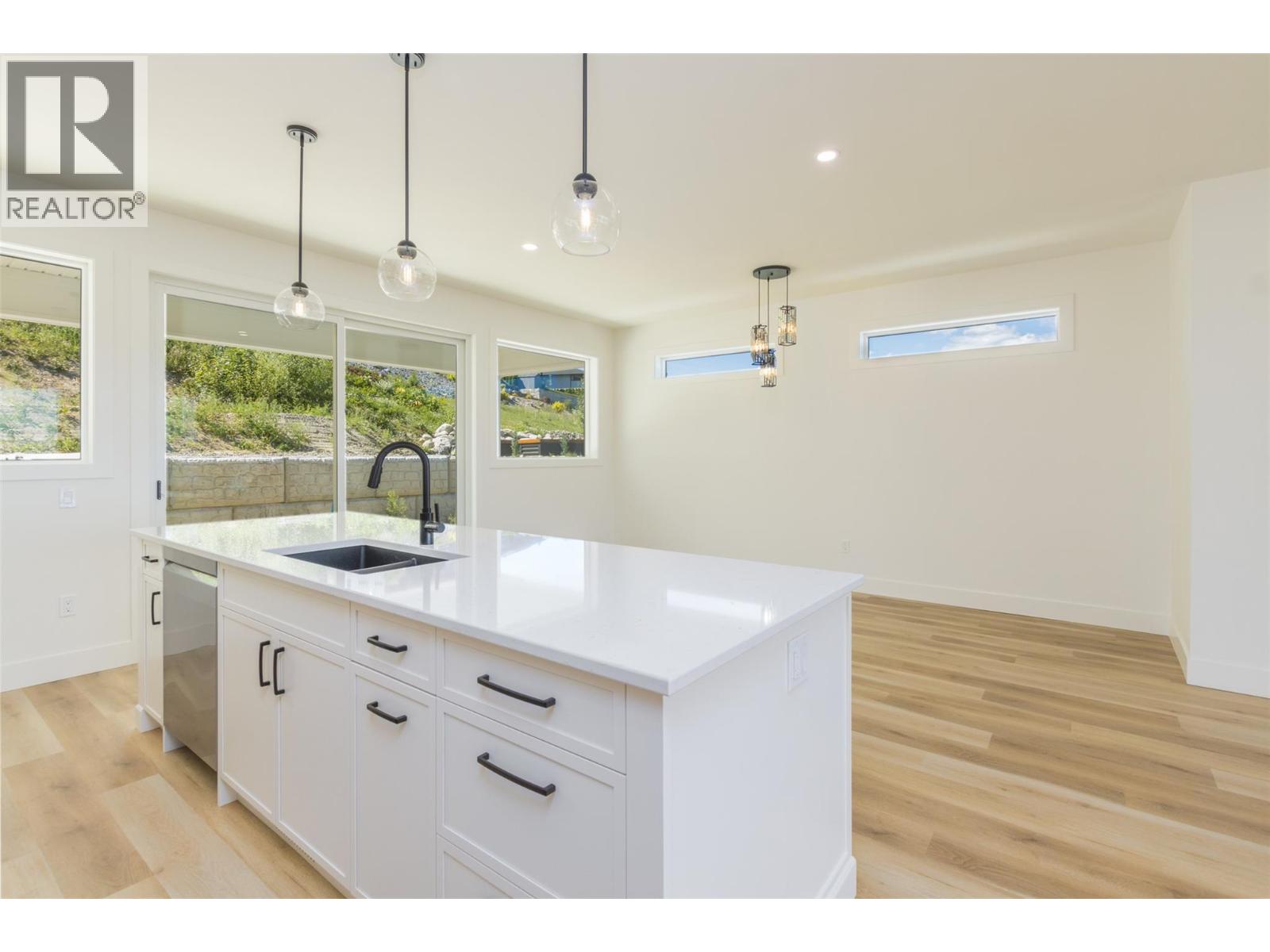 Photo 1 of 1160 16 Avenue Se, Salmon Arm BC