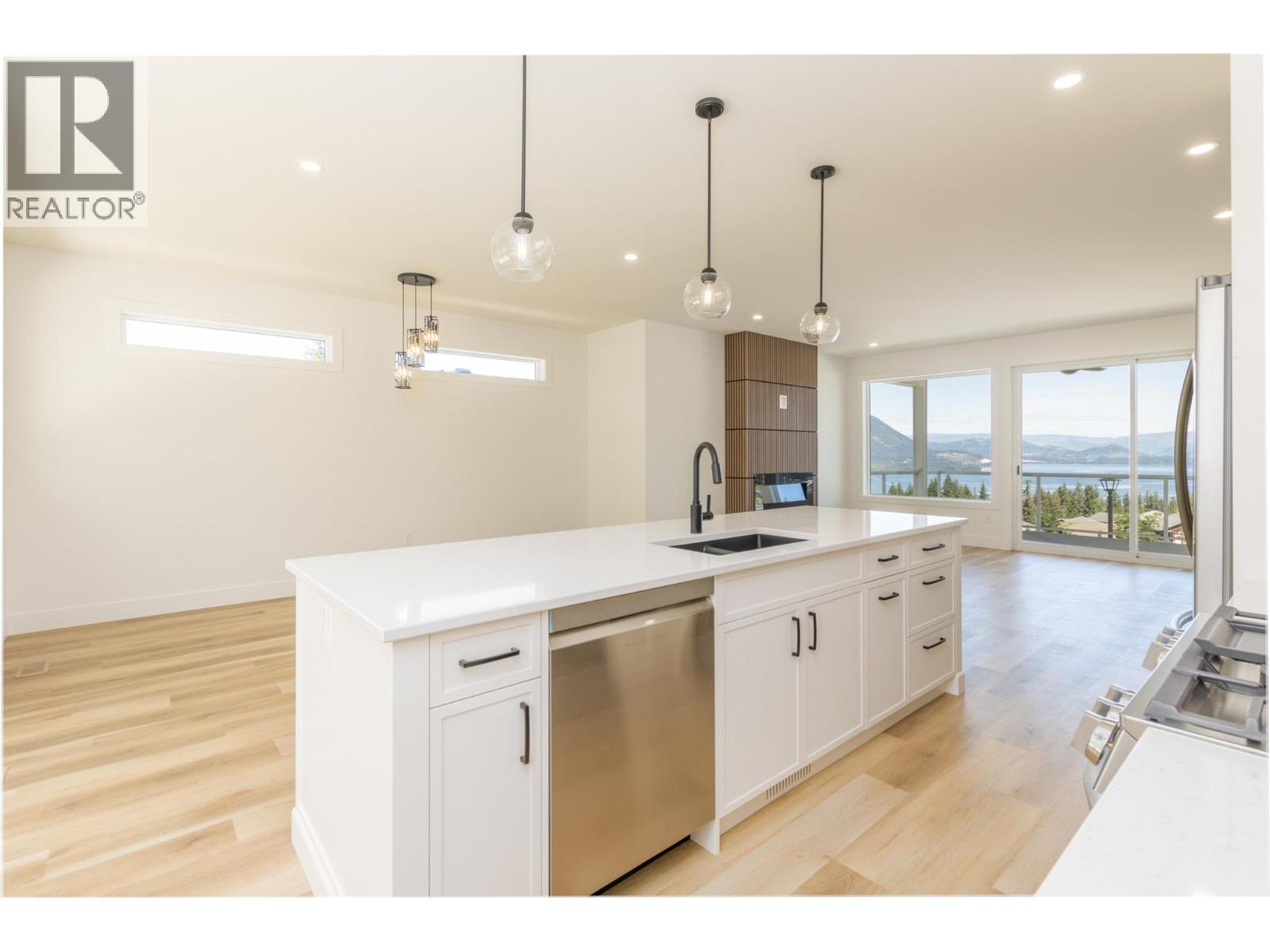 Photo 3 of 1160 16 Avenue Se, Salmon Arm BC
