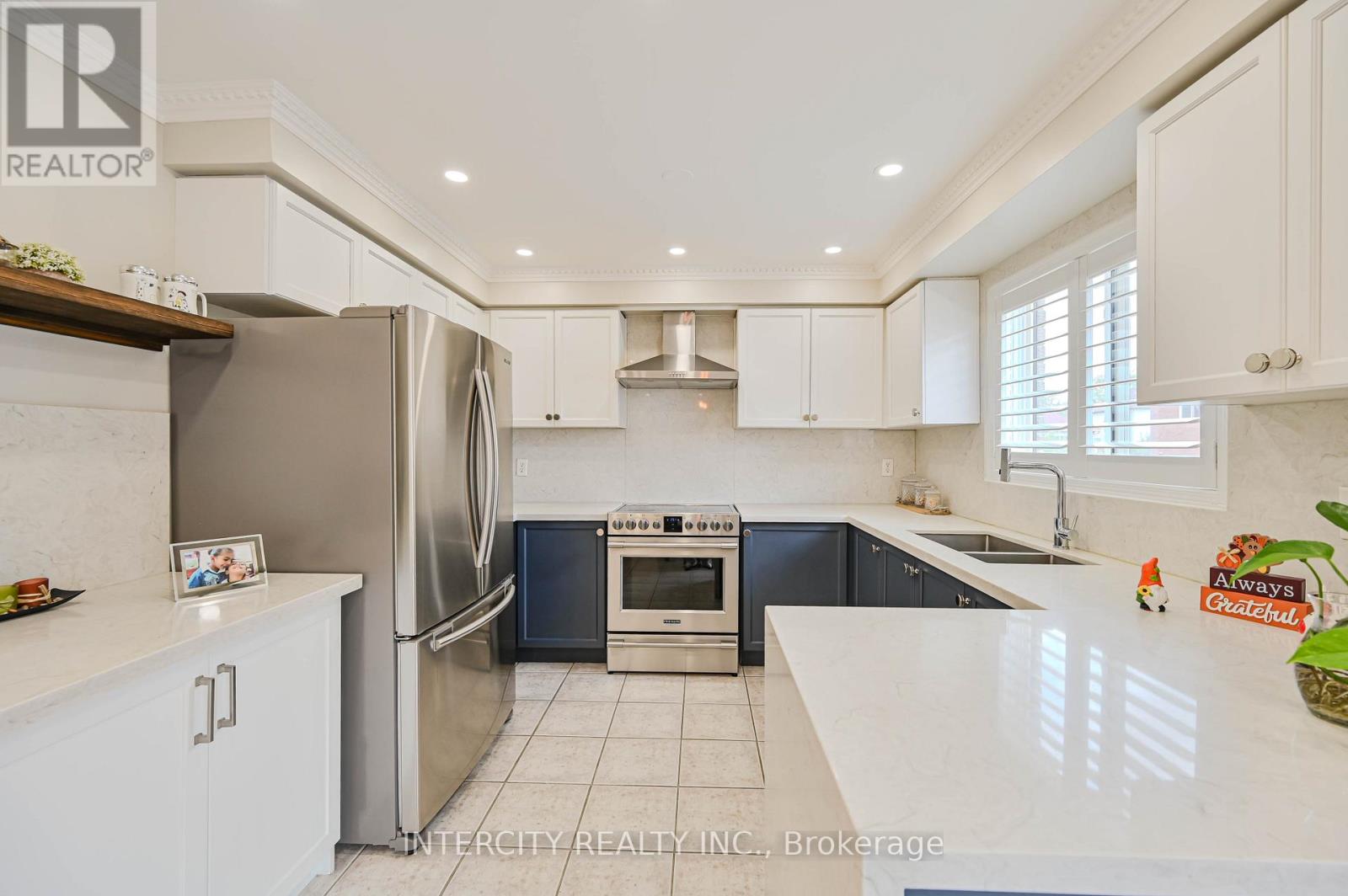 Photo 13 of 11 Allangrove Drive, Brampton ON