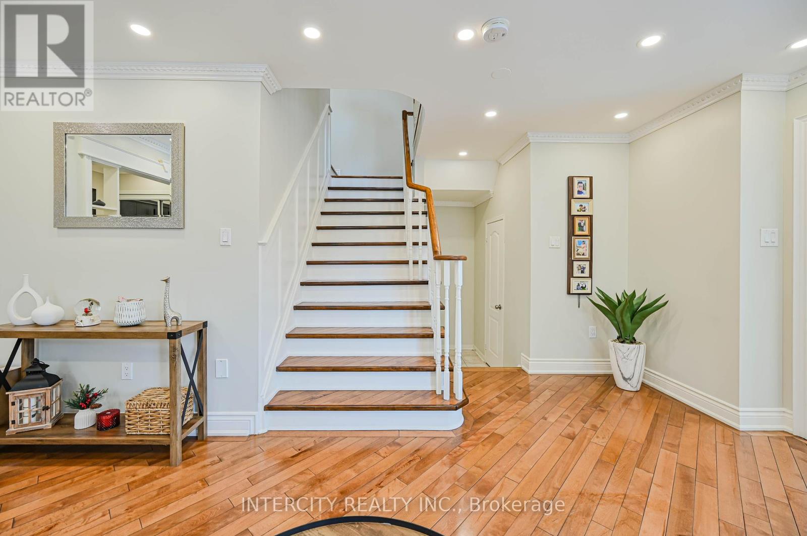 Photo 31 of 11 Allangrove Drive, Brampton ON