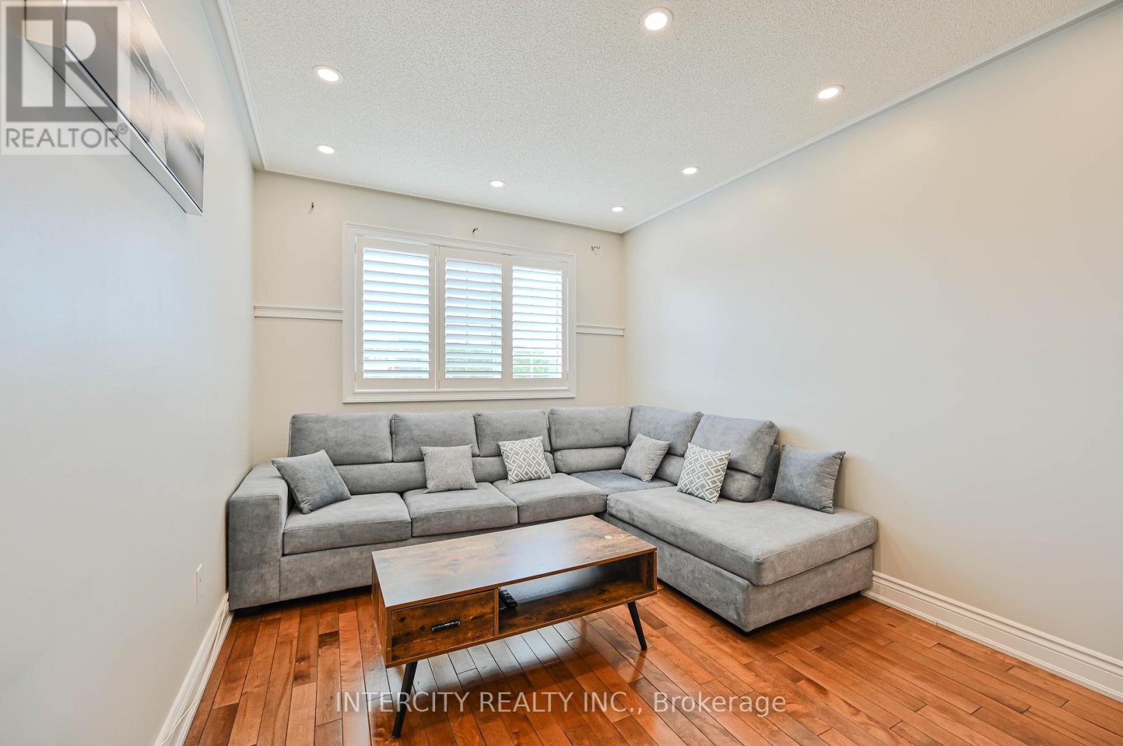 Photo 3 of 11 Allangrove Drive, Brampton ON