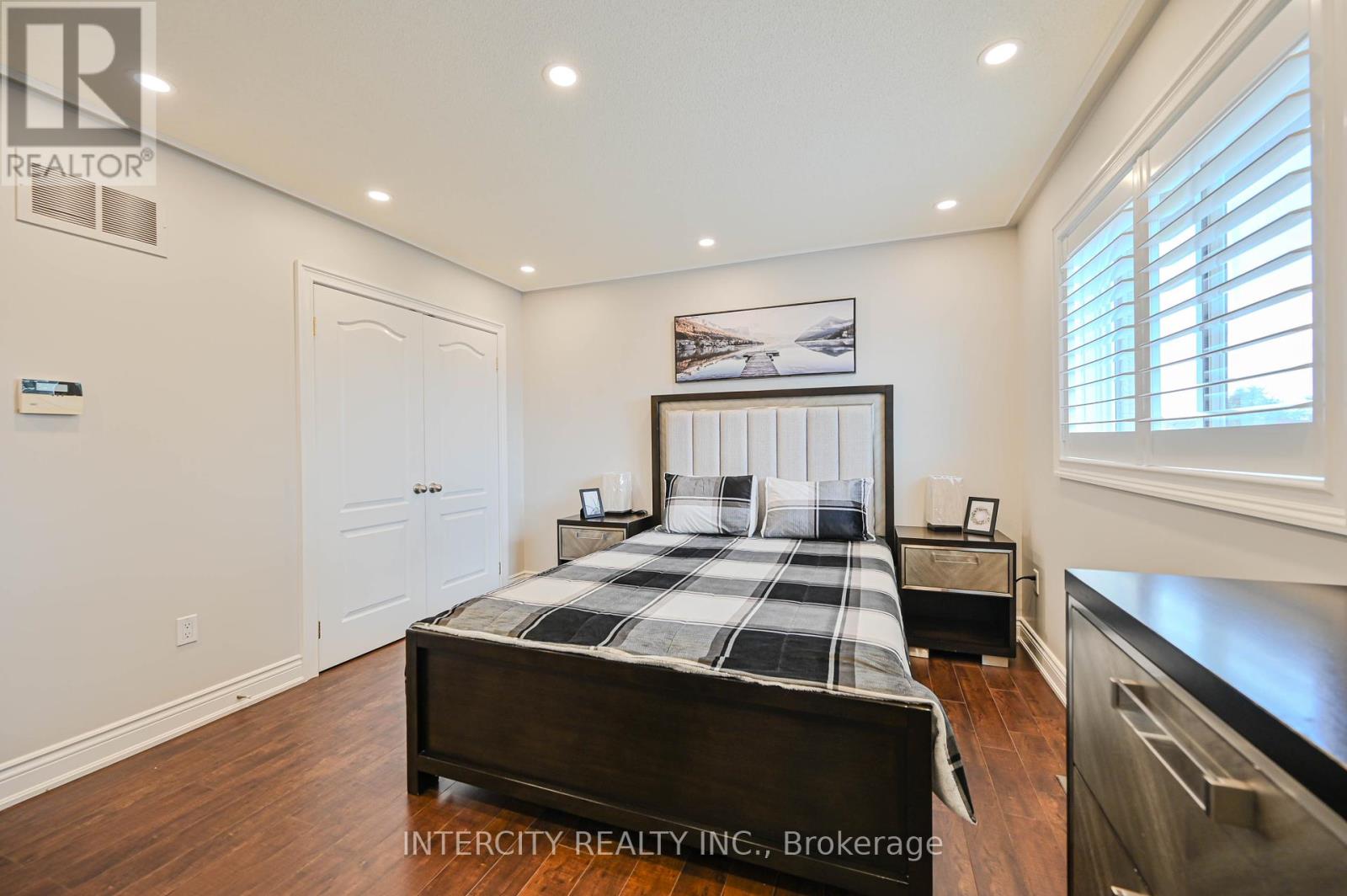 Photo 4 of 11 Allangrove Drive, Brampton ON