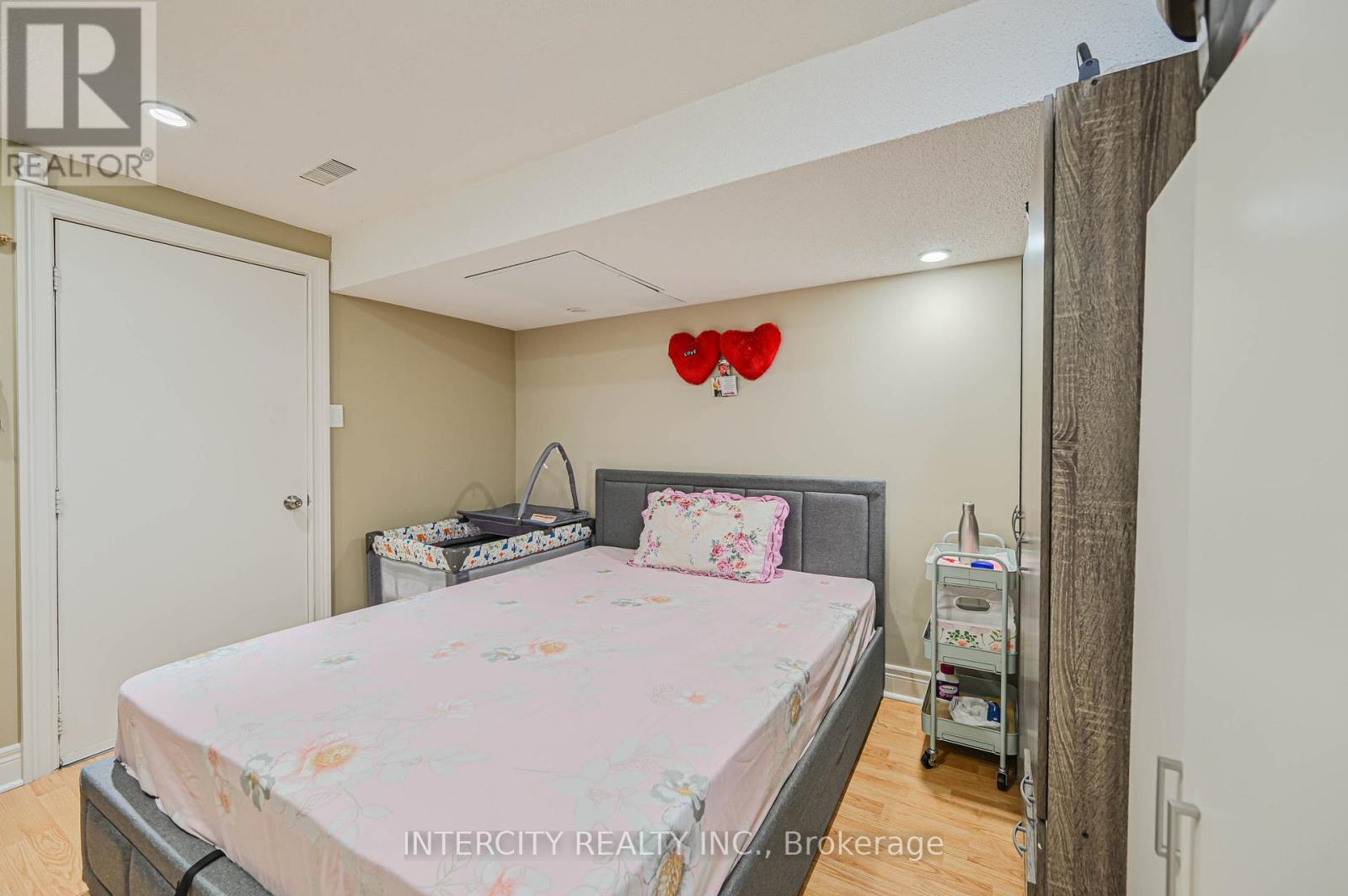 Photo 35 of 11 Allangrove Drive, Brampton ON