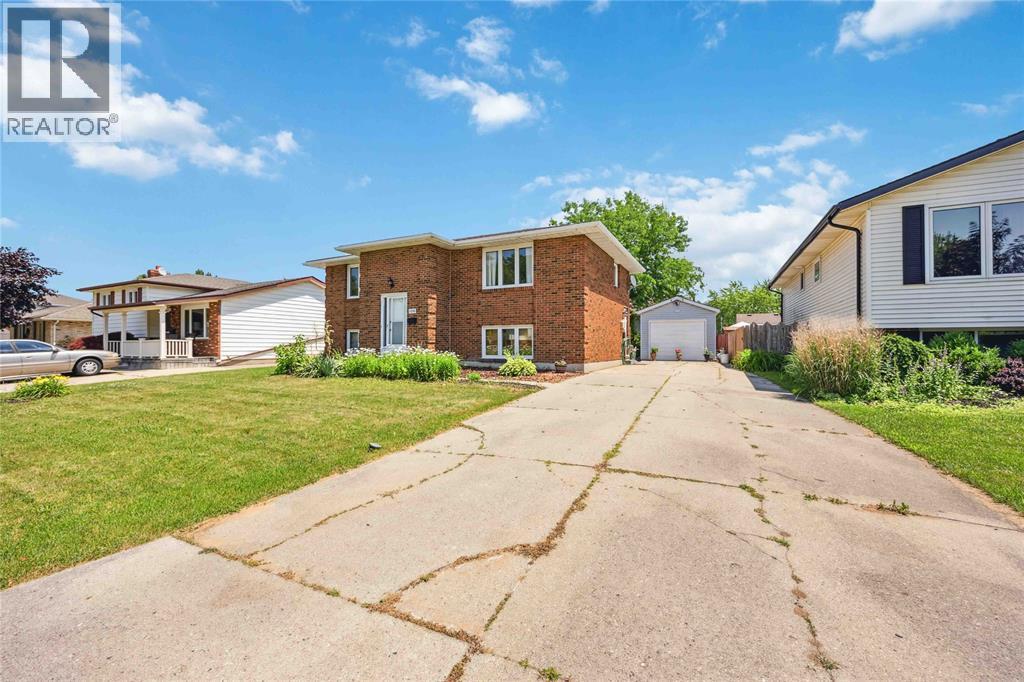 Photo 3 of 106 Hastings Crescent, Sarnia ON