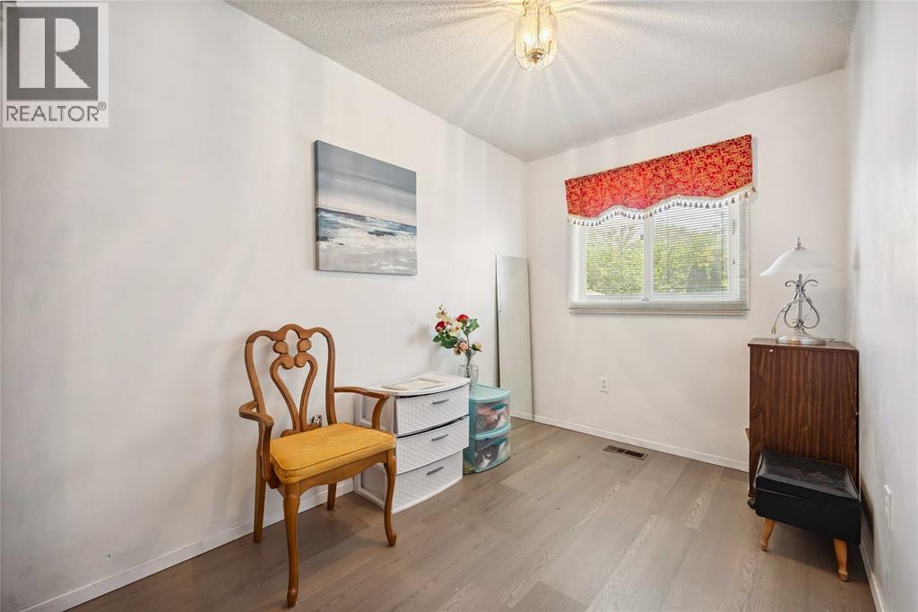 Photo 13 of 106 Hastings Crescent, Sarnia ON