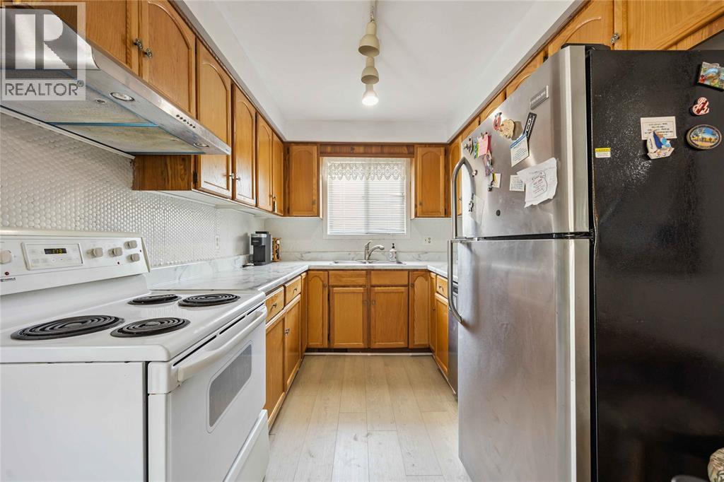 Photo 11 of 106 Hastings Crescent, Sarnia ON