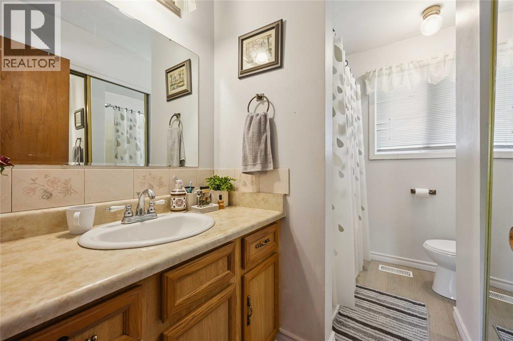 Photo 17 of 106 Hastings Crescent, Sarnia ON