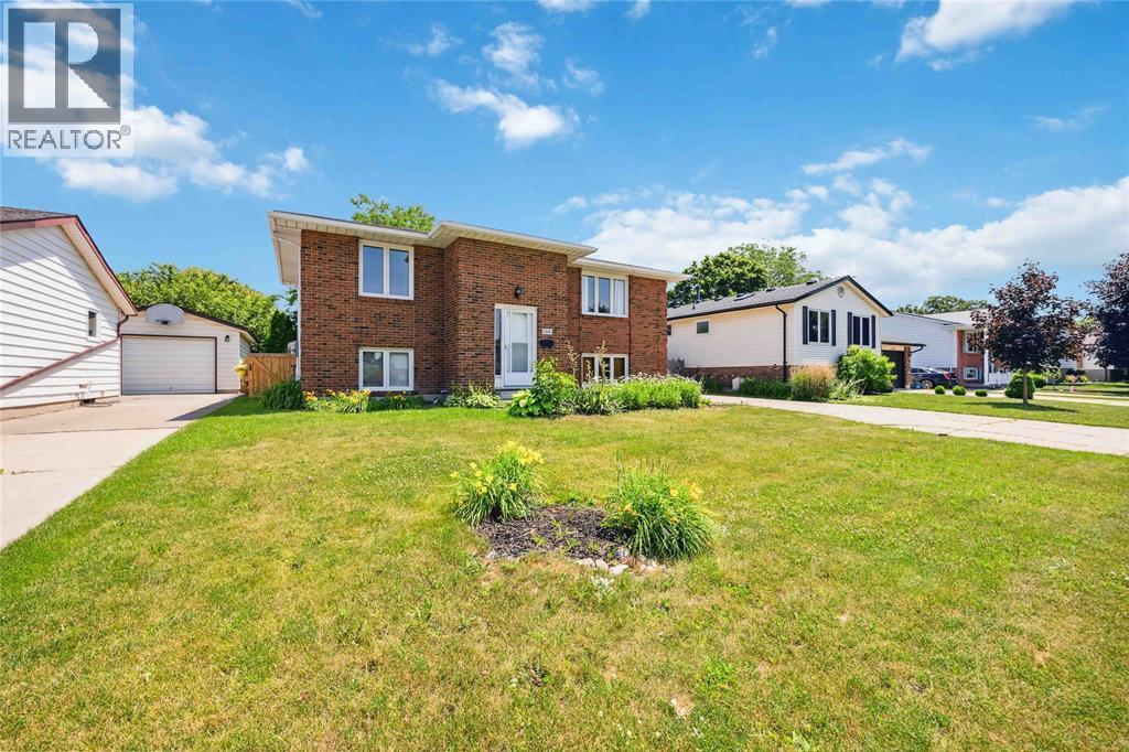 Photo 2 of 106 Hastings Crescent, Sarnia ON