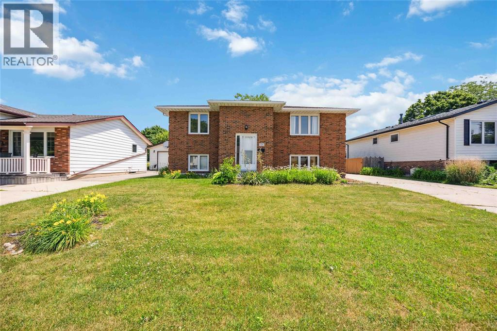 Photo 1 of 106 Hastings Crescent, Sarnia ON