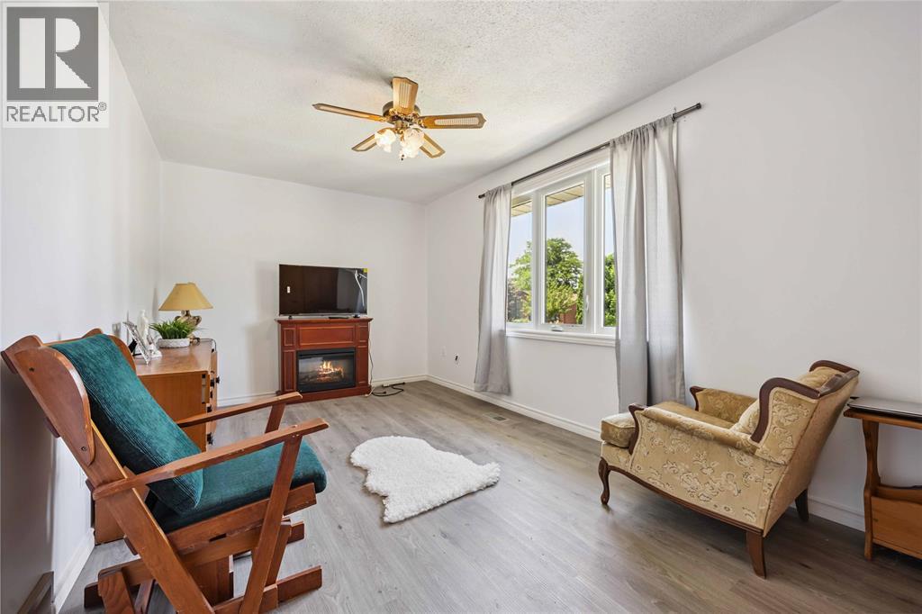 Photo 4 of 106 Hastings Crescent, Sarnia ON