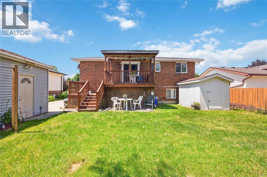 Photo 28 of 106 Hastings Crescent, Sarnia ON