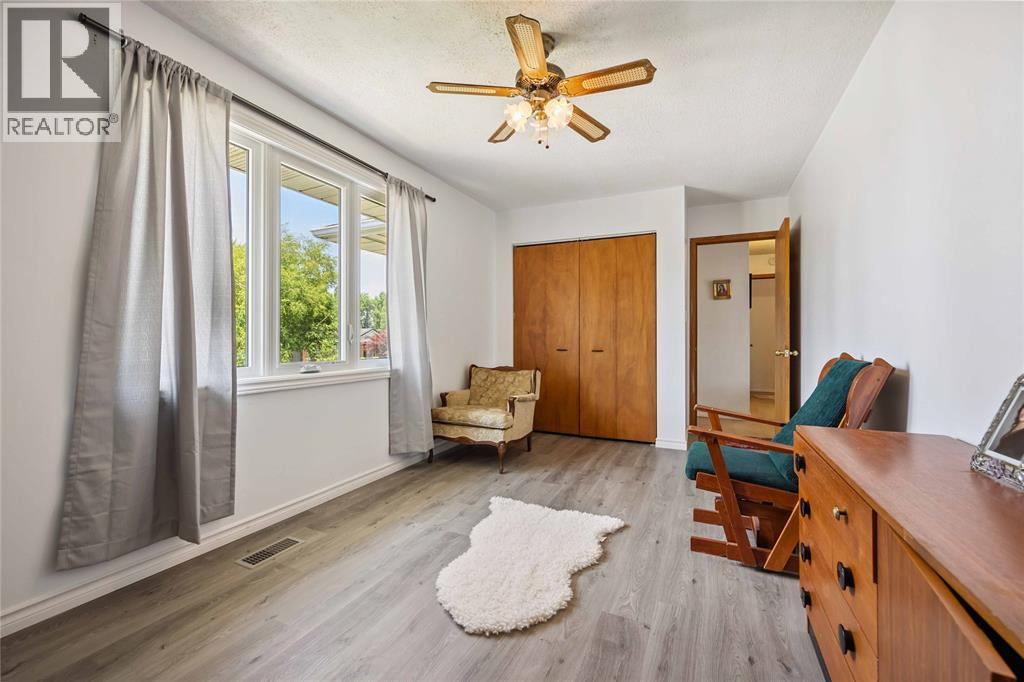 Photo 6 of 106 Hastings Crescent, Sarnia ON